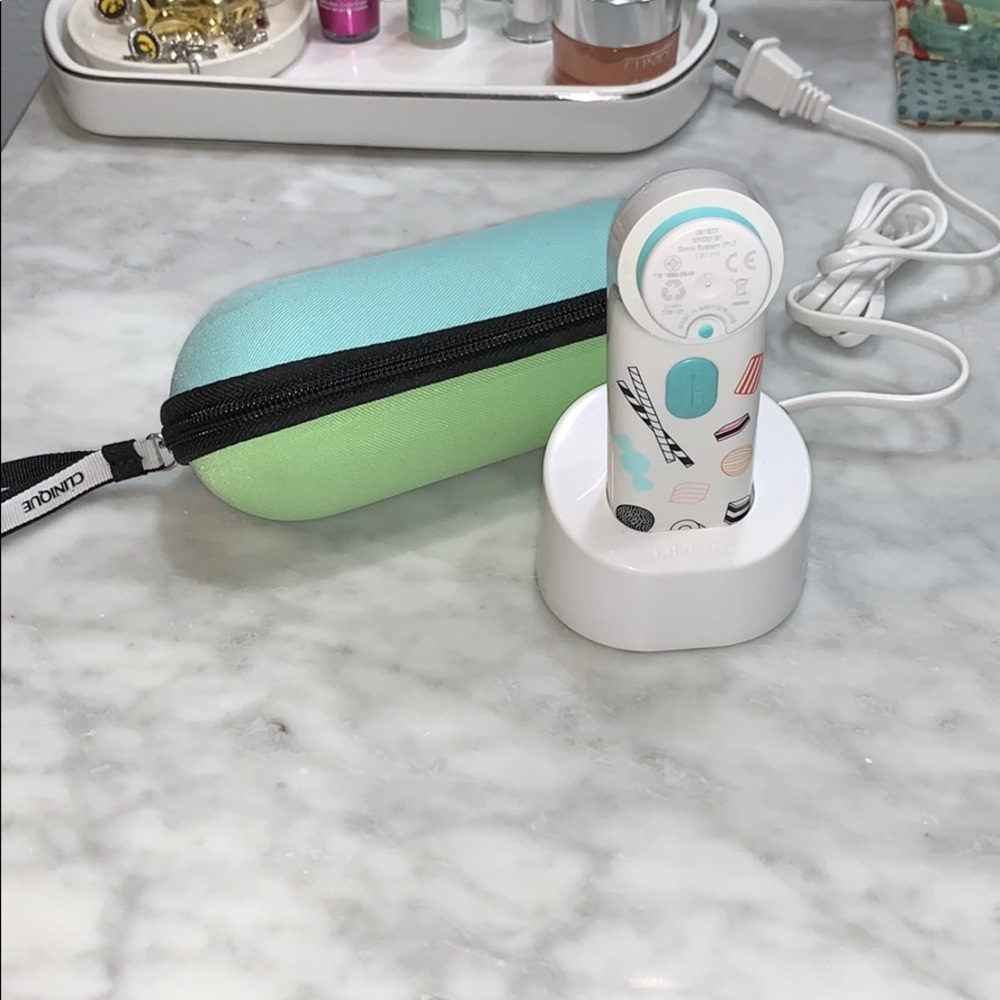 Clinique Sonic Brush w/ Case- barely used!